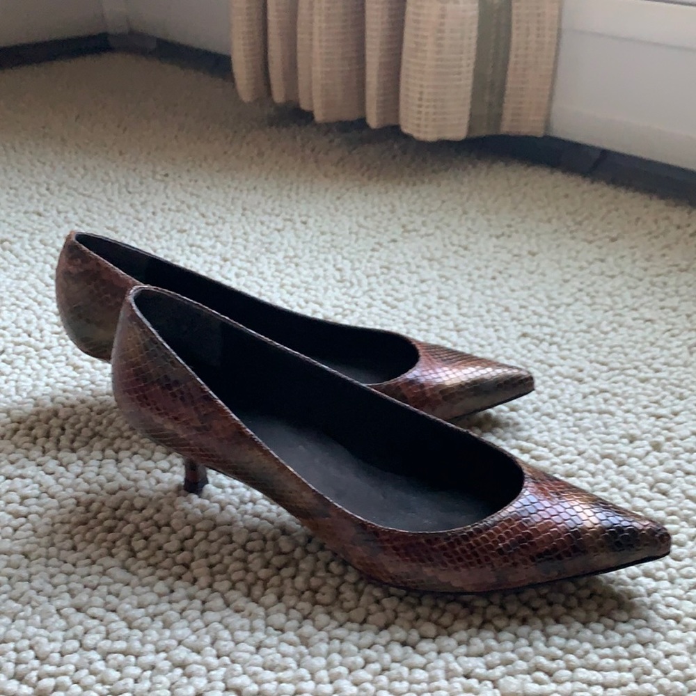 Stuart Weitzman Pearl Python Kitten Hill Size 8 - image 1